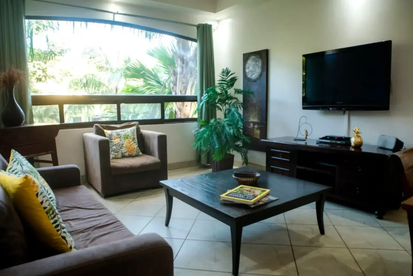 Light-filled living room with garden view at The Oaks 65, Tamarindo